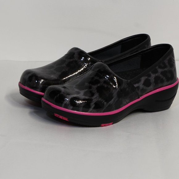 Smitten Women's Wild@Heart Black/Gray Leopard Clogs Size 6 NWOT - Picture 5 of 11